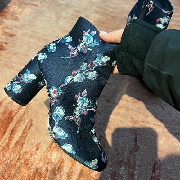 Urban Outfitters Heeled Pattern Boots - Picture 3 of 6